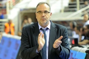 &Sigma;&kappa;&omicron;&upsilon;&rho;&tau;ό&pi;&omicron;&upsilon;&lambda;&omicron;&sigmaf;: &laquo;&Pi;&omicron;&lambda;ύ &kappa;&alpha;&lambda;ύ&tau;&epsilon;&rho;&omicron;&sigmaf; &omicron; &Pi;&alpha;&nu;&alpha;&theta;&eta;&nu;&alpha;ϊ&kappa;ό&sigmaf;&raquo;