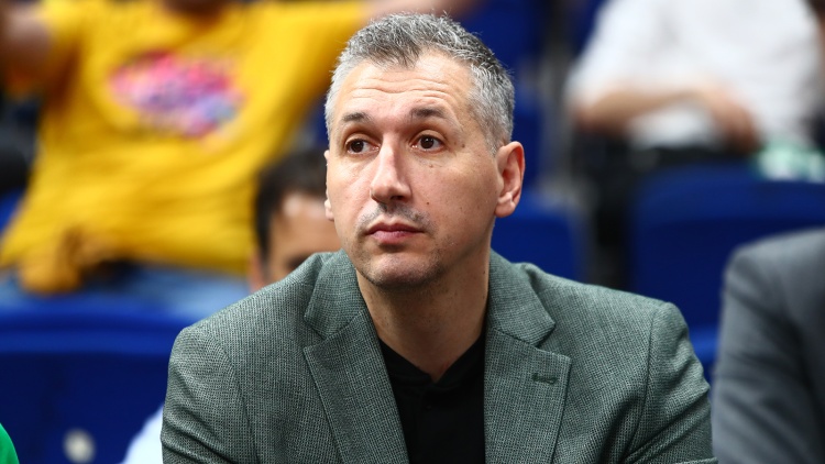 &Sigma;&tau;&eta;&nu; Uber Arena &omicron; &Delta;&iota;&alpha;&mu;&alpha;&nu;&tau;ί&delta;&eta;&sigmaf;, &alpha;&pi;&omicron;&theta;&epsilon;ώ&theta;&eta;&kappa;&epsilon; &omicron; legend &tau;&omicron;&upsilon; &Pi;&alpha;&nu;&alpha;&theta;&eta;&nu;&alpha;ϊ&kappa;&omicron;ύ (vid)