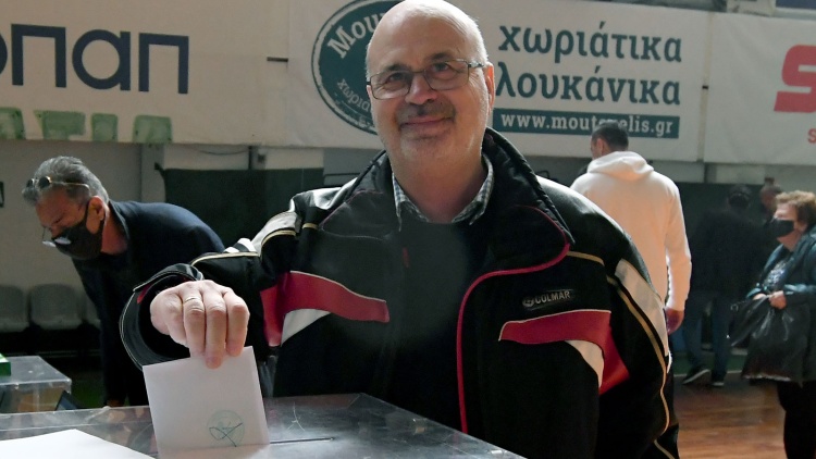&Mu;&alpha;&lambda;&alpha;&kappa;&alpha;&tau;έ&sigmaf;: &laquo;&Omicron;&rho;&mu;&eta;&tau;&iota;&kappa;ό &pi;&omicron;&tau;ά&mu;&iota; &omicron; &Pi;&alpha;&nu;&alpha;&theta;&eta;&nu;&alpha;ϊ&kappa;ό&sigmaf;, &mu;ό&nu;&omicron; &alpha;&nu; &epsilon;&mu;&epsilon;ί&sigmaf; &tau;&omicron; &epsilon;&pi;&iota;&tau;&rho;έ&psi;&omicron;&upsilon;&mu;&epsilon; &gamma;&upsilon;&rho;ί&zeta;&epsilon;&iota; &pi;ί&sigma;&omega;&raquo;