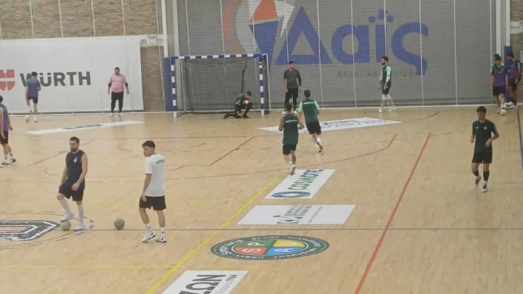 &Pi;&alpha;&nu;&alpha;&theta;&eta;&nu;&alpha;ϊ&kappa;ό&sigmaf;-Futsal: &Phi;&iota;&lambda;&iota;&kappa;ή ή&tau;&tau;&alpha; &alpha;&pi;ό &tau;&omicron;&nu; &Delta;&omicron;ύ&kappa;&alpha;