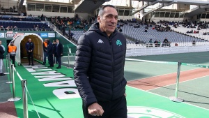 &Delta;ώ&nu;&eta;&sigmaf;: &laquo;&Mu;έ&nu;&omicron;&upsilon;&mu;&epsilon; &sigma;&tau;&omicron; &sigma;&pi;ί&tau;&iota; &gamma;&iota;&alpha; &nu;&alpha; &beta;&gamma;&omicron;ύ&mu;&epsilon; &nu;&iota;&kappa;&eta;&tau;έ&sigmaf;&raquo; (vid)