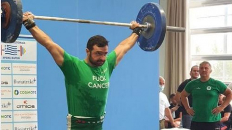 &Tau;&omicron;... &mu;ή&nu;&upsilon;&mu;&alpha; &tau;&omicron;&upsilon; &nu;&iota;&kappa;&eta;&tau;ή &Gamma;&iota;ά&nu;&nu;&eta; &Mu;&pi;ό&gamma;&delta;&omicron;&upsilon; &gamma;&iota;&alpha; &tau;&omicron;&nu; &kappa;&alpha;&rho;&kappa;ί&nu;&omicron; (pic)