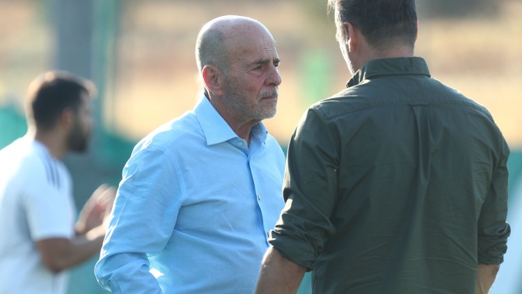 &Omicron; &Gamma;&iota;ά&nu;&nu;&eta;&sigmaf; &Alpha;&lambda;&alpha;&phi;&omicron;ύ&zeta;&omicron;&sigmaf; &sigma;&tau;&eta;&nu; &pi;&rho;&omicron;&pi;ό&nu;&eta;&sigma;&eta; &tau;&omicron;&upsilon; &Pi;&alpha;&nu;&alpha;&theta;&eta;&nu;&alpha;ϊ&kappa;&omicron;ύ &pi;&rho;&iota;&nu; &tau;&eta; &laquo;&mu;ά&chi;&eta;&raquo; &mu;&epsilon; &tau;&eta; &Sigma;&alpha;&mu;&sigma;&omicron;&upsilon;&nu;&sigma;&pi;ό&rho;
