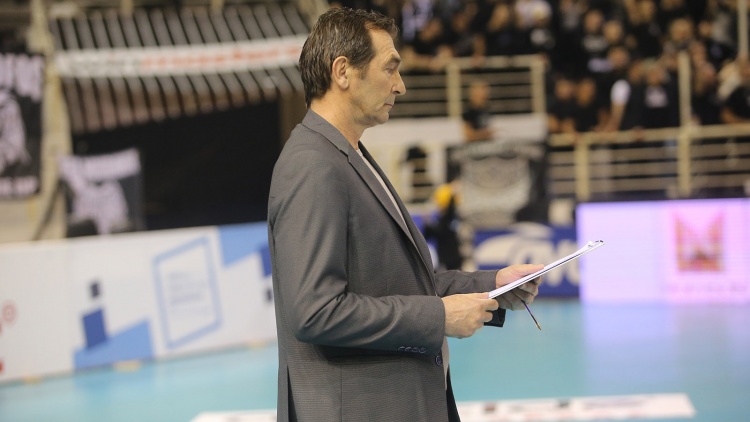 &Alpha;&nu;&delta;&rho;&epsilon;ό&pi;&omicron;&upsilon;&lambda;&omicron;&sigmaf;: &laquo;&Kappa;ά&nu;&alpha;&mu;&epsilon; ό&lambda;&alpha; &tau;&alpha; &sigma;&tau;&omicron;&iota;&chi;&epsilon;ί&alpha; &mu;&alpha;&sigmaf; &pi;ά&rho;&alpha; &pi;&omicron;&lambda;ύ &kappa;&alpha;&lambda;ά&raquo;