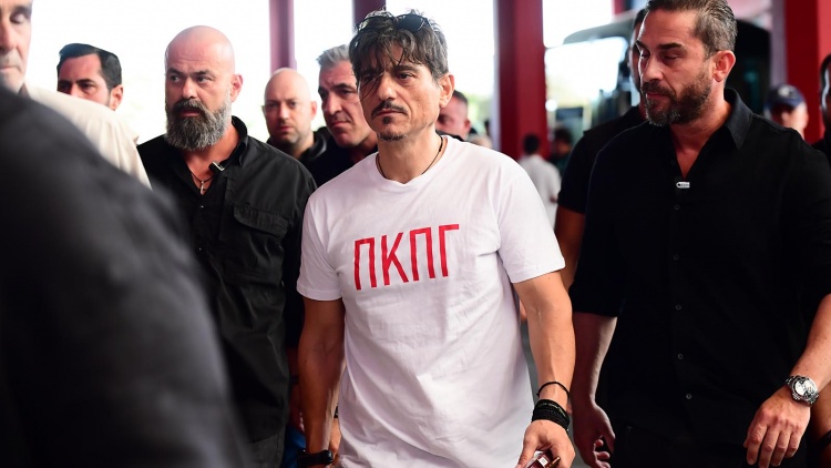 &Mu;&epsilon; &upsilon;&beta;&rho;&iota;&sigma;&tau;&iota;&kappa;ά &sigma;&upsilon;&nu;&theta;ή&mu;&alpha;&tau;&alpha; &eta; ά&phi;&iota;&xi;&eta; &tau;&omicron;&upsilon; &Gamma;&iota;&alpha;&nu;&nu;&alpha;&kappa;ό&pi;&omicron;&upsilon;&lambda;&omicron;&upsilon; &sigma;&tau;&omicron; &Sigma;&Epsilon;&Phi; (vid)