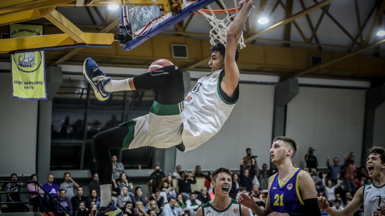 Rising Stars: &Mu;&epsilon; &phi;&omicron;&beta;&epsilon;&rho;ό &Sigma;&alpha;&mu;&omicron;&nu;&tau;&omicron;ύ&rho;&omicron;&beta; &pi;ή&rho;&epsilon; &tau;&eta; &nu;ί&kappa;&eta; &omicron; &Pi;&alpha;&nu;&alpha;&theta;&eta;&nu;&alpha;ϊ&kappa;ό&sigmaf;