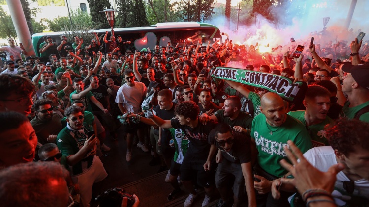 &laquo;&Pi;&rho;ά&sigma;&iota;&nu;&eta;&raquo; &alpha;&pi;&omicron;&theta;έ&omega;&sigma;&eta; &sigma;&tau;&omicron; &xi;&epsilon;&nu;&omicron;&delta;&omicron;&chi;&epsilon;ί&omicron; &pi;&rho;&iota;&nu; &tau;&eta; &rho;&epsilon;&beta;ά&nu;&sigmaf; &mu;&epsilon; &tau;&eta; &Sigma;&lambda;ά&beta;&iota;&alpha;! (pics)