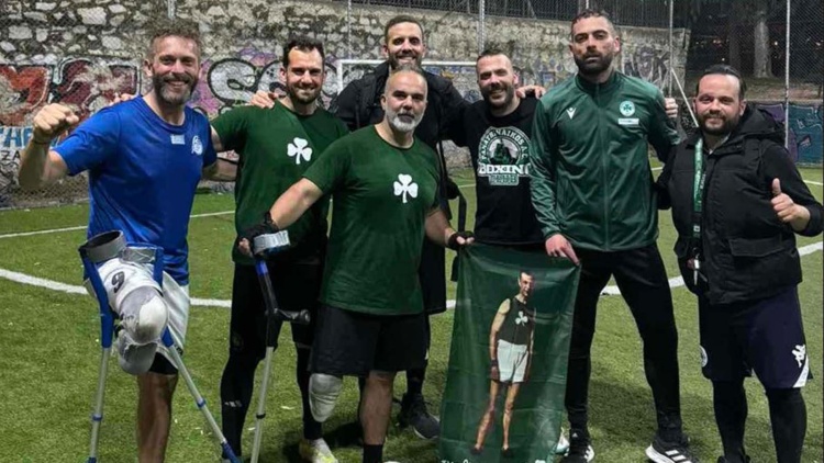 &Omicron; &Pi;&alpha;&pi;&pi;ά&sigmaf; &sigma;&tau;&eta;&nu; &pi;&rho;&omicron;&pi;ό&nu;&eta;&sigma;&eta; &tau;&omicron;&upsilon; &pi;&omicron;&delta;&omicron;&sigma;&phi;&alpha;ί&rho;&omicron;&upsilon; &Alpha;&kappa;&rho;&omega;&tau;&eta;&rho;&iota;&alpha;&sigma;&mu;έ&nu;&omega;&nu; &tau;&omicron;&upsilon; &Pi;&alpha;&nu;&alpha;&theta;&eta;&nu;&alpha;ϊ&kappa;&omicron;ύ