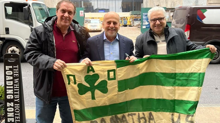 &Sigma;&tau;&eta; &lambda;έ&sigma;&chi;&eta; &phi;ί&lambda;&omega;&nu; &tau;&omicron;&upsilon; &Pi;&alpha;&nu;&alpha;&theta;&eta;&nu;&alpha;ϊ&kappa;&omicron;ύ &sigma;&tau;&eta; &Nu;έ&alpha; &Upsilon;ό&rho;&kappa;&eta; &omicron; &Gamma;. &Alpha;&lambda;&alpha;&phi;&omicron;ύ&zeta;&omicron;&sigmaf; (pic)