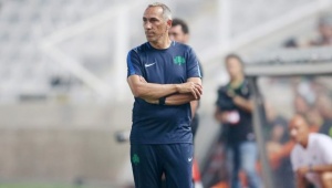 &Delta;ώ&nu;&eta;&sigmaf;: &laquo;&Sigma;&tau;&alpha; &mu;έ&tau;&rho;&alpha; &mu;&alpha;&sigmaf; &tau;&omicron; &mu;&alpha;&tau;&sigmaf;, έ&pi;&rho;&epsilon;&pi;&epsilon; &nu;&alpha; &sigma;&kappa;&omicron;&rho;ά&rho;&omicron;&upsilon;&mu;&epsilon;&raquo;