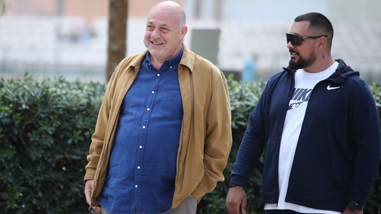 &Mu;&pi;έ&omicron;&sigmaf;: &laquo;Έ&delta;&omega;&sigma;&alpha; &tau;&omicron; &pi;&rho;ά&sigma;&iota;&nu;&omicron; &phi;&omega;&sigmaf; &gamma;&iota;&alpha; &tau;&epsilon;&lambda;&iota;&kappa;ό &mu;&epsilon; &kappa;ό&sigma;&mu;&omicron; - &Omicron; &Pi;&alpha;&nu;&alpha;&theta;&eta;&nu;&alpha;ϊ&kappa;ό&sigmaf; &epsilon;ί&nu;&alpha;&iota; &alpha;&rho;&nu;&eta;&tau;&iota;&kappa;ό&sigmaf; &gamma;&iota;&alpha; 4.500 &epsilon;&iota;&sigma;&iota;&tau;ή&rho;&iota;&alpha;&raquo;