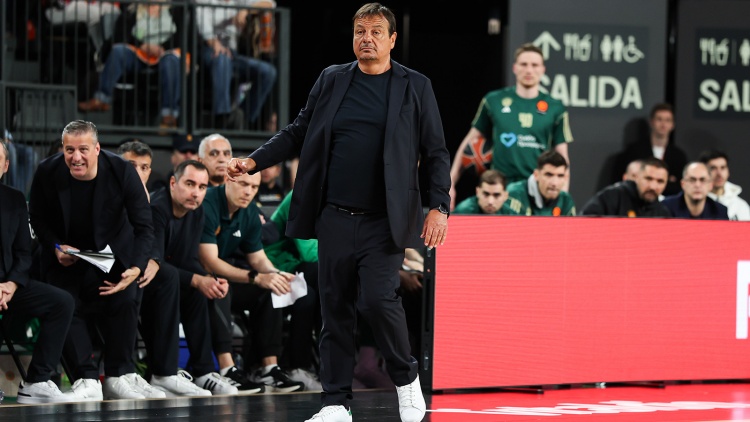Ά&tau;&alpha;&mu;&alpha;&nu;: &laquo;&Epsilon;&lambda;έ&gamma;&xi;&alpha;&mu;&epsilon; &tau;&omicron;&nu; &rho;&upsilon;&theta;&mu;ό - &Alpha;&pi;ό&psi;&epsilon; &delta;&epsilon;&nu; &beta;&rho;ή&kappa;&alpha;&nu; fast-break &pi;ό&nu;&tau;&omicron;&upsilon;&sigmaf; &kappa;&alpha;&iota; &pi;ό&nu;&tau;&omicron;&upsilon;&sigmaf; &sigma;&tau;&omicron; &tau;&rho;&alpha;&nu;&zeta;ί&sigma;&iota;&omicron;&nu;&raquo;