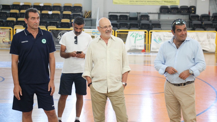 &Tau;&omicron; &epsilon;&upsilon;&chi;&alpha;&rho;&iota;&sigma;&tau;ώ &tau;&omicron;&upsilon; &Pi;&alpha;&nu;&alpha;&theta;&eta;&nu;&alpha;ϊ&kappa;&omicron;ύ &sigma;&epsilon; &omicron;&pi;&alpha;&delta;&omicron;ύ&sigmaf;, &Gamma;&iota;&alpha;&nu;&nu;ά&kappa;&eta; &kappa;&alpha;&iota; &Pi;&alpha;&rho;&alpha;&lambda;ί&mu;&nu;&iota;