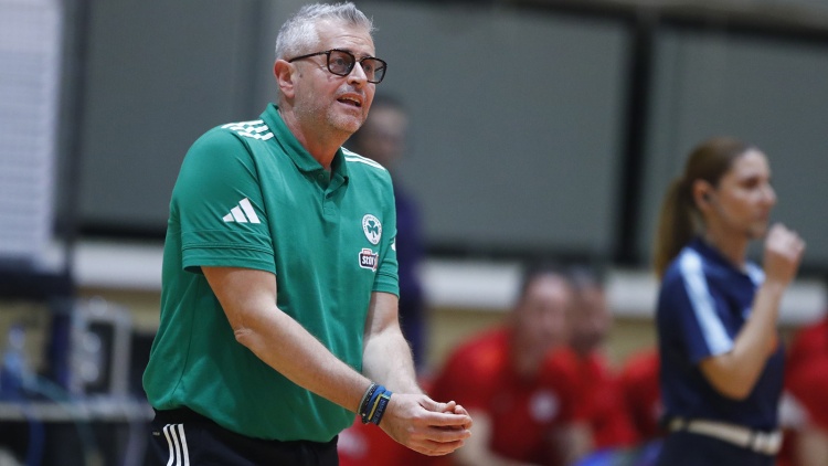 &Kappa;&iota;&alpha;&pi;ί&nu;&iota; &mu;&epsilon;&tau;ά &tau;&eta; &nu;ί&kappa;&eta; &epsilon;&pi;ί &tau;&omicron;&upsilon; &Omicron;&lambda;&upsilon;&mu;&pi;&iota;&alpha;&kappa;&omicron;ύ: &laquo;&Epsilon;ί&mu;&alpha;&iota; &pi;&epsilon;&rho;ή&phi;&alpha;&nu;&omicron;&sigmaf; &gamma;&iota;&alpha; &tau;&omicron; &sigma;&theta;έ&nu;&omicron;&sigmaf; &tau;&eta;&sigmaf; &omicron;&mu;ά&delta;&alpha;&sigmaf; &kappa;&alpha;&iota; &tau;&omicron;&nu; &kappa;ό&sigma;&mu;&omicron; &mu;&alpha;&sigmaf;&raquo;
