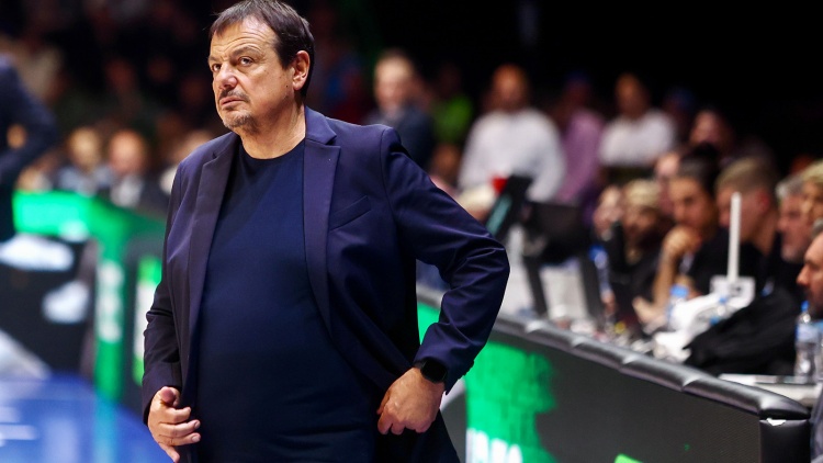 Ά&tau;&alpha;&mu;&alpha;&nu;: &laquo;&Sigma;&tau;&eta;&nu; 4&eta; &pi;&epsilon;&rho;ί&omicron;&delta;&omicron; &pi;&alpha;ί&xi;&alpha;&mu;&epsilon; &tau;&omicron; &kappa;&alpha;&nu;&omicron;&nu;&iota;&kappa;ό &mu;&alpha;&sigmaf; &mu;&pi;ά&sigma;&kappa;&epsilon;&tau;&raquo;