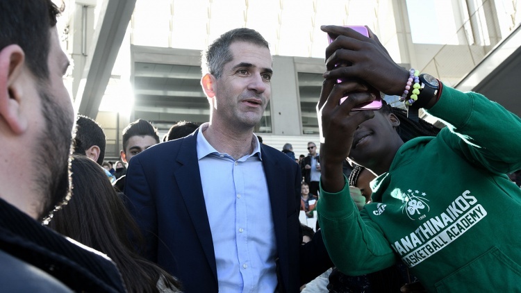 &Mu;&pi;&alpha;&kappa;&omicron;&gamma;&iota;ά&nu;&nu;&eta;&sigmaf;: &laquo;&Theta;&alpha; &psi;ή&phi;&iota;&zeta;&alpha; ''&nu;&alpha;&iota;'' &kappa;&alpha;&iota; &mu;&epsilon; &tau;&alpha; &delta;ύ&omicron; &chi;έ&rho;&iota;&alpha; &gamma;&iota;&alpha; &tau;&omicron; &Beta;&omicron;&tau;&alpha;&nu;&iota;&kappa;ό&raquo;
