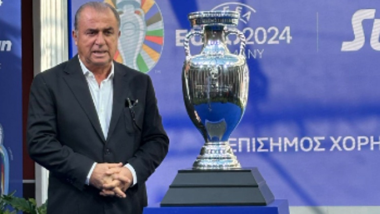 &Tau;&epsilon;&rho;ί&mu;: &laquo;&Pi;&iota;&sigma;&tau;&epsilon;ύ&omega; &kappa;&alpha;&iota; &epsilon;ύ&chi;&omicron;&mu;&alpha;&iota; &eta; &Epsilon;&lambda;&lambda;ά&delta;&alpha; &nu;&alpha; &pi;&rho;&omicron;&kappa;&rho;&iota;&theta;&epsilon;ί &sigma;&tau;&omicron; Euro&raquo;