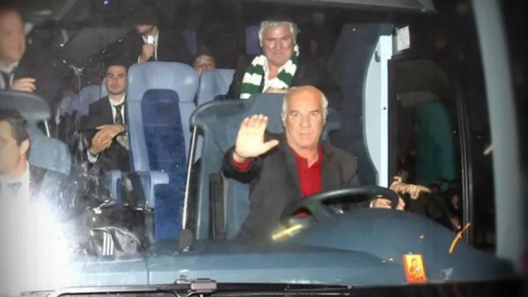 &laquo;Έ&phi;&upsilon;&gamma;&epsilon;&raquo; &omicron; &Delta;ή&mu;&omicron;&sigmaf;, &omicron; &epsilon;&pi;ί &sigma;&epsilon;&iota;&rho;ά &epsilon;&tau;ώ&nu; &omicron;&delta;&eta;&gamma;ό&sigmaf; &pi;&omicron;ύ&lambda;&mu;&alpha;&nu; &tau;&omicron;&upsilon; &laquo;&tau;&rho;&iota;&phi;&upsilon;&lambda;&lambda;&iota;&omicron;ύ&raquo;