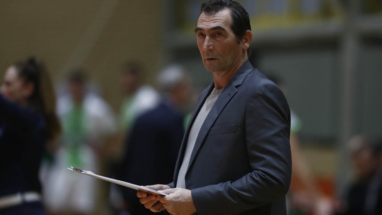 &Alpha;&nu;&delta;&rho;&epsilon;ό&pi;&omicron;&upsilon;&lambda;&omicron;&sigmaf;: &laquo;&Kappa;&rho;&alpha;&tau;ά&omega; &pi;&omicron;&lambda;&lambda;ά &pi;&rho;ά&gamma;&mu;&alpha;&tau;&alpha; &alpha;&pi;ό &tau;&eta;&nu; &pi;&omicron;&rho;&epsilon;ί&alpha; &mu;&alpha;&sigmaf; &omega;&sigmaf; &tau;ώ&rho;&alpha;&raquo;