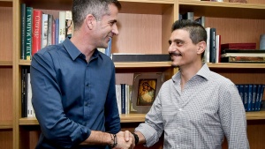 &Gamma;&iota;&alpha;&nu;&nu;&alpha;&kappa;ό&pi;&omicron;&upsilon;&lambda;&omicron;&sigmaf;: &laquo;&Delta;&iota;ά&theta;&epsilon;&sigma;&eta; &nu;&alpha; &gamma;ί&nu;&epsilon;&iota; &omicron; &Beta;&omicron;&tau;&alpha;&nu;&iota;&kappa;ό&sigmaf;, &mu;έ&sigma;&alpha; &sigma;&tau;&eta; &mu;έ&rho;&alpha; &omicron; &Phi;&rho;&iota;&nu;&tau;έ&tau;&raquo;