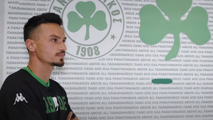 &Gamma;&kappa;ά&nu;&epsilon;&alpha;: &laquo;&Epsilon;ί&nu;&alpha;&iota; &kappa;&alpha;&lambda;ή &sigma;&tau;&iota;&gamma;&mu;ή &nu;&alpha; &alpha;&nu;έ&beta;&omega; &epsilon;&pi;ί&pi;&epsilon;&delta;&omicron;&raquo; (vid)
