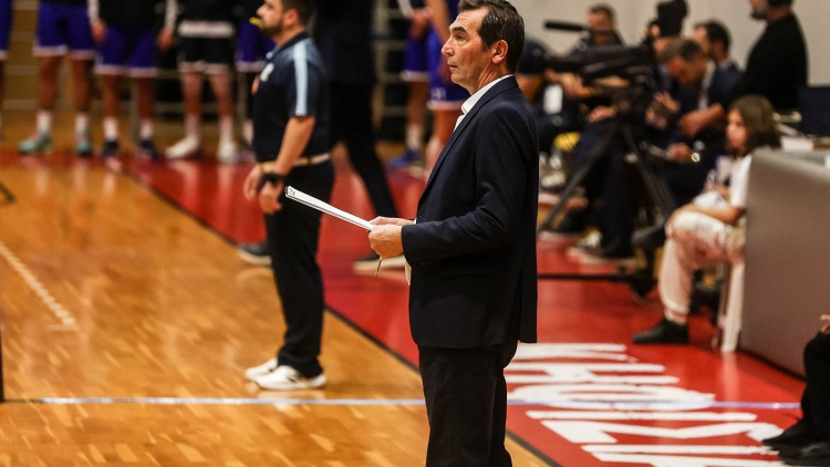 &Alpha;&nu;&delta;&rho;&epsilon;ό&pi;&omicron;&upsilon;&lambda;&omicron;&sigmaf;: &laquo;&Alpha;&rho;&gamma;ή&sigma;&alpha;&mu;&epsilon; &nu;&alpha; &mu;&pi;&omicron;ύ&mu;&epsilon; &sigma;&tau;&omicron; &mu;&alpha;&tau;&sigmaf;&raquo;