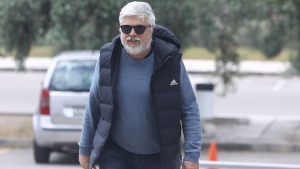 &Tau;έ&lambda;&omicron;&sigmaf; &omicron; &Alpha;&lambda;&beta;έ&rho;&tau;&eta;&sigmaf;, &pi;&alpha;&rho;&alpha;&iota;&tau;ή&theta;&eta;&kappa;&epsilon; &omicron; &Mu;. &Pi;&alpha;&pi;&alpha;&delta;ό&pi;&omicron;&upsilon;&lambda;&omicron;&sigmaf;