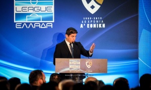 &Alpha;&upsilon;&gamma;&epsilon;&nu;ά&kappa;&eta;&sigmaf;: &laquo;&Tau;&omicron;&nu; &Mu;ά&iota;&omicron; &omicron;&iota; &pi;&rho;&omicron;&pi;&omicron;&nu;ή&sigma;&epsilon;&iota;&sigmaf;, &alpha;&rho;&gamma;&omicron;ύ&nu; &omicron;&iota; &alpha;&gamma;ώ&nu;&epsilon;&sigmaf; &mu;&epsilon; &phi;&iota;&lambda;ά&theta;&lambda;&omicron;&upsilon;&sigmaf;&raquo;