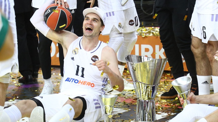 &Pi;&alpha;&nu;&eta;&gamma;ύ&rho;&iota;&sigma;&epsilon; &mu;&epsilon; &tau;&rho;&iota;&phi;ύ&lambda;&lambda;&iota;&alpha; &kappa;&alpha;&iota; Panathinaikos &omicron; &Chi;&epsilon;&zeta;ό&nu;&iota;&alpha; (pic)