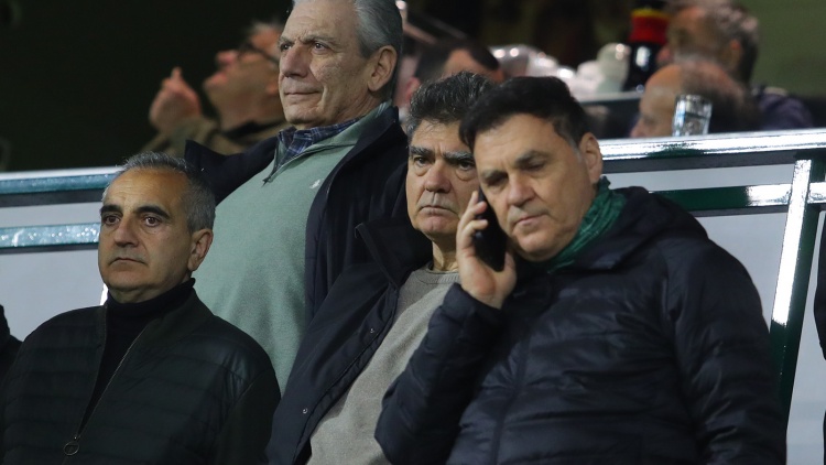 &Sigma;&tau;&eta; &Lambda;&epsilon;&omega;&phi;ό&rho;&omicron; &xi;&alpha;&nu;ά &omicron; &Gamma;. &Beta;&alpha;&rho;&delta;&iota;&nu;&omicron;&gamma;&iota;ά&nu;&nu;&eta;&sigmaf; &gamma;&iota;&alpha; &tau;&omicron; &Pi;&alpha;&nu;&alpha;&theta;&eta;&nu;&alpha;ϊ&kappa;ό&sigmaf;-&Alpha;&Epsilon;&Kappa;