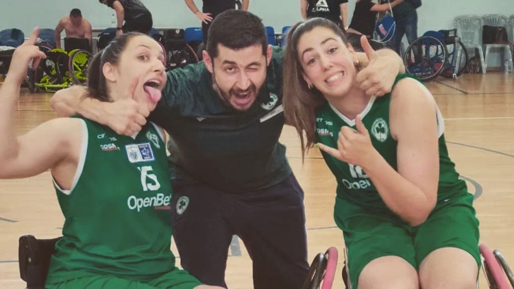 &Sigma;&upsilon;&nu;&epsilon;&chi;ί&zeta;&epsilon;&iota; &sigma;&tau;&omicron;&nu; &Pi;&alpha;&nu;&alpha;&theta;&eta;&nu;&alpha;ϊ&kappa;ό &omicron; &Delta;ί&tau;&sigma;&eta;&sigmaf;