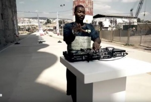 &laquo;Fiesta&raquo;&hellip; &mu;&epsilon; &tau;&omicron;&nu; &Tau;&zeta;&iota;&mu;&pi;&rho;ί&lambda; &Sigma;&iota;&sigma;έ (vid)