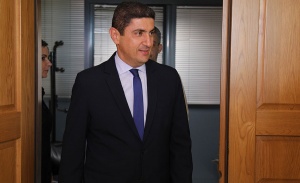 &Alpha;&upsilon;&gamma;&epsilon;&nu;ά&kappa;&eta;&sigmaf;: &laquo;&Mu;&alpha;&sigmaf; &epsilon;&nu;&delta;&iota;&alpha;&phi;έ&rho;&epsilon;&iota; &tau;&omicron; &gamma;ή&pi;&epsilon;&delta;&omicron; &tau;&omicron;&upsilon; &Pi;&alpha;&nu;&alpha;&theta;&eta;&nu;&alpha;ϊ&kappa;&omicron;ύ&raquo;
