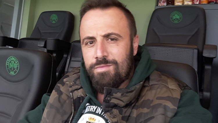 &Beta;&alpha;&sigma;&iota;&lambda;&alpha;&rho;ά&sigmaf;: &laquo;&Omicron; &Pi;&alpha;&nu;&alpha;&theta;&eta;&nu;&alpha;ϊ&kappa;ό&sigmaf; &delta;&epsilon;&nu; &kappa;&alpha;ί&epsilon;&iota; &phi;&omicron;ύ&rho;&nu;&omicron;&upsilon;&sigmaf;, &delta;&epsilon;&nu; &alpha;&gamma;&omicron;&rho;ά&zeta;&epsilon;&iota; &epsilon;&nu;ώ&sigma;&epsilon;&iota;&sigmaf;&raquo;