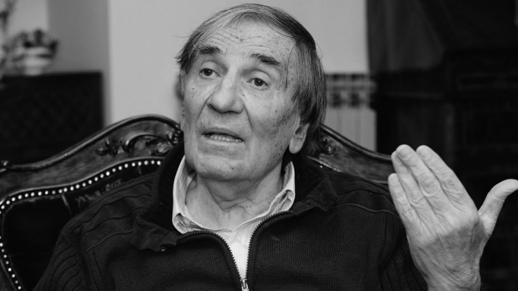 &Pi;έ&theta;&alpha;&nu;&epsilon; &sigma;&epsilon; &eta;&lambda;&iota;&kappa;ί&alpha; 101 &epsilon;&tau;ώ&nu; &omicron; &iota;&sigma;&tau;&omicron;&rho;&iota;&kappa;ό&sigmaf; &pi;&rho;&omicron;&pi;&omicron;&nu;&eta;&tau;ή&sigmaf; &beta;ό&lambda;&epsilon;ϋ &tau;&omicron;&upsilon; &Pi;&alpha;&nu;&alpha;&theta;&eta;&nu;&alpha;ϊ&kappa;&omicron;ύ, &Sigma;ά&beta;&alpha; &Gamma;&kappa;&rho;&omicron;&zeta;&nu;&tau;ά&nu;&omicron;&beta;&iota;&tau;&sigmaf;