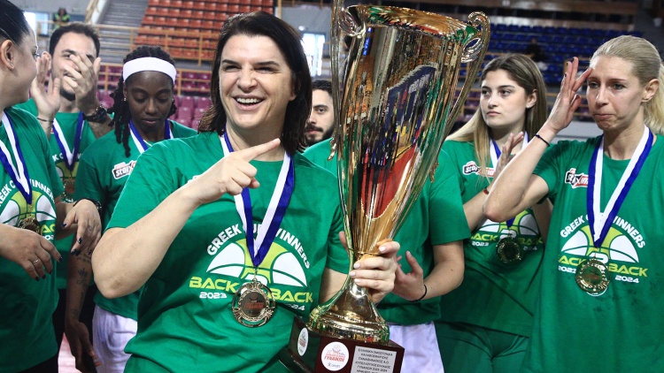 &Kappa;&alpha;&pi;&omicron;&gamma;&iota;ά&nu;&nu;&eta;: &laquo;&Phi;&epsilon;ύ&gamma;&omega; &gamma;&epsilon;&mu;ά&tau;&eta;, &pi;&epsilon;&rho;ή&phi;&alpha;&nu;&eta; &gamma;&iota;&alpha; &tau;&omicron;&nu; &epsilon;&alpha;&upsilon;&tau;ό &mu;&omicron;&upsilon; &pi;&omicron;&upsilon; &upsilon;&pi;&eta;&rho;έ&tau;&eta;&sigma;&alpha; &tau;&omicron;&nu; &Pi;&alpha;&nu;&alpha;&theta;&eta;&nu;&alpha;ϊ&kappa;ό&raquo;