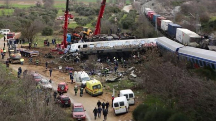 &Theta;ύ&rho;&alpha; 13: &laquo;&Eta; &alpha;&nu;&epsilon;ί&pi;&omega;&tau;&eta; &Epsilon;&theta;&nu;&iota;&kappa;ή &tau;&rho;&alpha;&gamma;&omega;&delta;ί&alpha; &sigma;&tau;&alpha; &Tau;έ&mu;&pi;&eta; &beta;&alpha;&rho;&alpha;ί&nu;&epsilon;&iota; &tau;&omicron;&upsilon;&sigmaf; &beta;&omicron;&upsilon;&lambda;&epsilon;&upsilon;&tau;έ&sigmaf;&raquo; (pic)