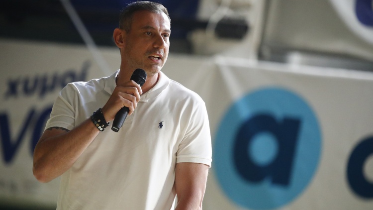 &Pi;&alpha;&nu;&tau;&alpha;&lambda;έ&omega;&nu;: &laquo;&Omicron; &Pi;&alpha;&nu;&alpha;&theta;&eta;&nu;&alpha;ϊ&kappa;ό&sigmaf; &tau;&rho;έ&phi;&epsilon;&tau;&alpha;&iota; &alpha;&pi;ό &tau;&iota;&sigmaf; &epsilon;&pi;&iota;&tau;&upsilon;&chi;ί&epsilon;&sigmaf; &kappa;&alpha;&iota; &tau;&omicron;&upsilon;&sigmaf; &tau;ί&tau;&lambda;&omicron;&upsilon;&sigmaf;&raquo;