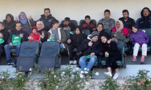 &Delta;ί&pi;&lambda;&alpha; &sigma;&tau;&omicron;&upsilon;&sigmaf; &pi;&rho;ό&sigma;&phi;&upsilon;&gamma;&epsilon;&sigmaf; &omicron; &Pi;&alpha;&nu;&alpha;&theta;&eta;&nu;&alpha;ϊ&kappa;ό&sigmaf;