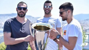 &Omicron;&iota; &pi;&rho;&omega;&tau;&alpha;&theta;&lambda;&eta;&tau;έ&sigmaf; &sigma;ή&kappa;&omega;&sigma;&alpha;&nu; &tau;&omicron; &tau;&rho;ό&pi;&alpha;&iota;&omicron; &sigma;&tau;&eta;&nu; έ&delta;&rho;&alpha; &tau;&omicron;&upsilon; &Omicron;&Pi;&Alpha;&Pi; (vid)