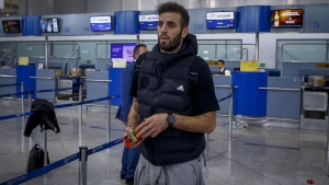 &Pi;&alpha;&pi;&pi;ά&sigmaf;: &laquo;&Pi;&rho;έ&pi;&epsilon;&iota; &nu;&alpha; &delta;ώ&sigma;&omicron;&upsilon;&mu;&epsilon; &tau;&omicron; &kappa;ά&tau;&iota; &pi;&alpha;&rho;&alpha;&pi;ά&nu;&omega;&raquo;