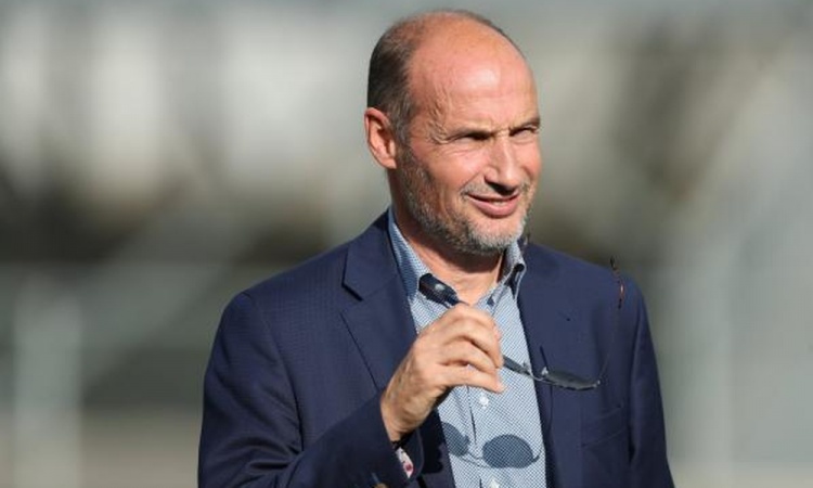 L&rsquo; Equipe: &laquo;&Omicron; &Nu;&tau;&rho;&epsilon;&omicron;&sigma;ί &nu;έ&omicron;&sigmaf; &alpha;&theta;&lambda;&eta;&tau;&iota;&kappa;ό&sigmaf; &delta;&iota;&epsilon;&upsilon;&theta;&upsilon;&nu;&tau;ή&sigmaf; &tau;&omicron;&upsilon; &Pi;&alpha;&nu;&alpha;&theta;&eta;&nu;&alpha;ϊ&kappa;&omicron;ύ&raquo;