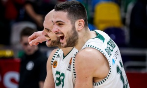 &Theta;&upsilon;&mu;ή&theta;&eta;&kappa;&epsilon; &tau;&omicron; &delta;&iota;&pi;&lambda;ό &tau;&omicron;&upsilon; &Pi;&alpha;&nu;&alpha;&theta;&eta;&nu;&alpha;ϊ&kappa;&omicron;ύ &sigma;&tau;&eta; &Mu;ό&sigma;&chi;&alpha; &eta; &Epsilon;&upsilon;&rho;&omega;&lambda;ί&gamma;&kappa;&alpha; (vid)