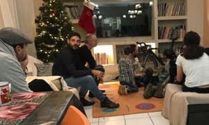 &Sigma;&tau;&omicron; &laquo;&chi;&alpha;&mu;ό&gamma;&epsilon;&lambda;&omicron; &tau;&omicron;&upsilon; &pi;&alpha;&iota;&delta;&iota;&omicron;ύ&raquo; &eta; &pi;&omicron;&delta;&eta;&lambda;&alpha;&sigma;ί&alpha; &tau;&omicron;&upsilon; &Pi;&alpha;&nu;&alpha;&theta;&eta;&nu;&alpha;ϊ&kappa;&omicron;ύ