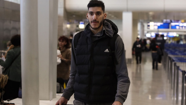 &Kappa;&alpha;&lambda;&alpha;ϊ&tau;&zeta;ά&kappa;&eta;&sigmaf;: &laquo;Ό&tau;&alpha;&nu; &pi;&alpha;ί&zeta;&epsilon;&iota;&sigmaf; &sigma;&tau;&omicron;&nu; &Pi;&alpha;&nu;&alpha;&theta;&eta;&nu;&alpha;ϊ&kappa;ό &pi;&rho;έ&pi;&epsilon;&iota; &nu;&alpha; &pi;&alpha;&lambda;έ&psi;&epsilon;&iota;&sigmaf; &gamma;&iota;&alpha; &nu;&alpha; &pi;ά&rho;&epsilon;&iota;&sigmaf; &chi;&rho;ό&nu;&omicron; &sigma;&upsilon;&mu;&mu;&epsilon;&tau;&omicron;&chi;ή&sigmaf;&raquo;
