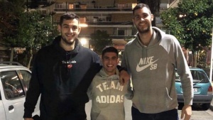&Sigma;&upsilon;&nu;ά&nu;&tau;&eta;&sigma;&eta; &Mu;&pi;&omicron;&upsilon;&zeta;&omicron;ύ&kappa;&eta; &mu;&epsilon; &Pi;&alpha;&pi;&alpha;&pi;έ&tau;&rho;&omicron;&upsilon;-&Pi;&alpha;&pi;&alpha;&gamma;&iota;ά&nu;&nu;&eta; (pic)
