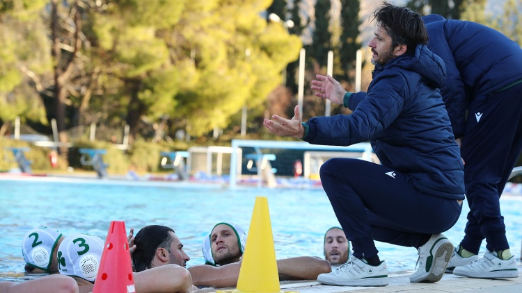&Mu;ά&zeta;&eta;&sigmaf;: &laquo;&Omicron;&phi;&epsilon;ί&lambda;&omicron;&upsilon;&mu;&epsilon; &nu;&alpha; &epsilon;ί&mu;&alpha;&sigma;&tau;&epsilon; &pi;&iota;&omicron; &delta;&upsilon;&nu;&alpha;&tau;&omicron;ί, &delta;&epsilon;&nu; έ&chi;&epsilon;&iota; &tau;&epsilon;&lambda;&epsilon;&iota;ώ&sigma;&epsilon;&iota; &eta; &chi;&rho;&omicron;&nu;&iota;ά&raquo;