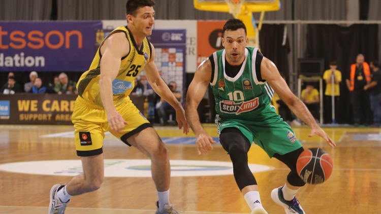 &Chi;&alpha;&lambda;&alpha;&rho;ά &sigma;&tau;&eta; &Theta;&epsilon;&sigma;&sigma;&alpha;&lambda;&omicron;&nu;ί&kappa;&eta; &omicron; &Pi;&alpha;&nu;&alpha;&theta;&eta;&nu;&alpha;ϊ&kappa;ό&sigmaf;, έ&kappa;&alpha;&nu;&epsilon; &tau;&omicron; 21/21 &kappa;ό&nu;&tau;&rho;&alpha; &sigma;&tau;&omicron;&nu; Ά&rho;&eta;