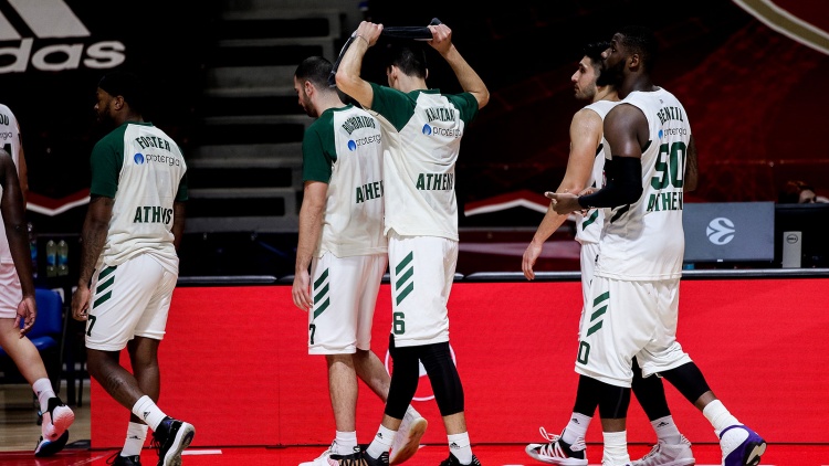 Euroleague: &Sigma;&tau;&eta;&nu; &laquo;&omicron;&upsilon;&rho;ά&raquo; &tau;&eta;&sigmaf; &beta;&alpha;&theta;&mu;&omicron;&lambda;&omicron;&gamma;ί&alpha;&sigmaf; &omicron; &Pi;&alpha;&nu;&alpha;&theta;&eta;&nu;&alpha;ϊ&kappa;ό&sigmaf; (pic)