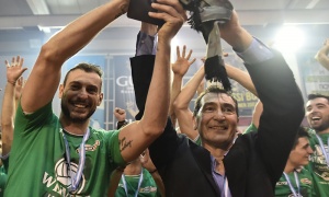 &Alpha;&nu;&delta;&rho;&epsilon;ό&pi;&omicron;&upsilon;&lambda;&omicron;&sigmaf;: &laquo;&Alpha;&phi;&iota;&epsilon;&rho;ώ&nu;&omicron;&upsilon;&mu;&epsilon; &tau;&eta; &nu;ί&kappa;&eta; &sigma;&tau;&omicron;&nu; &iota;&delta;&rho;&upsilon;&tau;ή &tau;&omicron;&upsilon; &Pi;&alpha;&nu;&alpha;&theta;&eta;&nu;&alpha;ϊ&kappa;&omicron;ύ, &Gamma;&iota;ώ&rho;&gamma;&omicron; &Kappa;&alpha;&lambda;&alpha;&phi;ά&tau;&eta;&raquo;